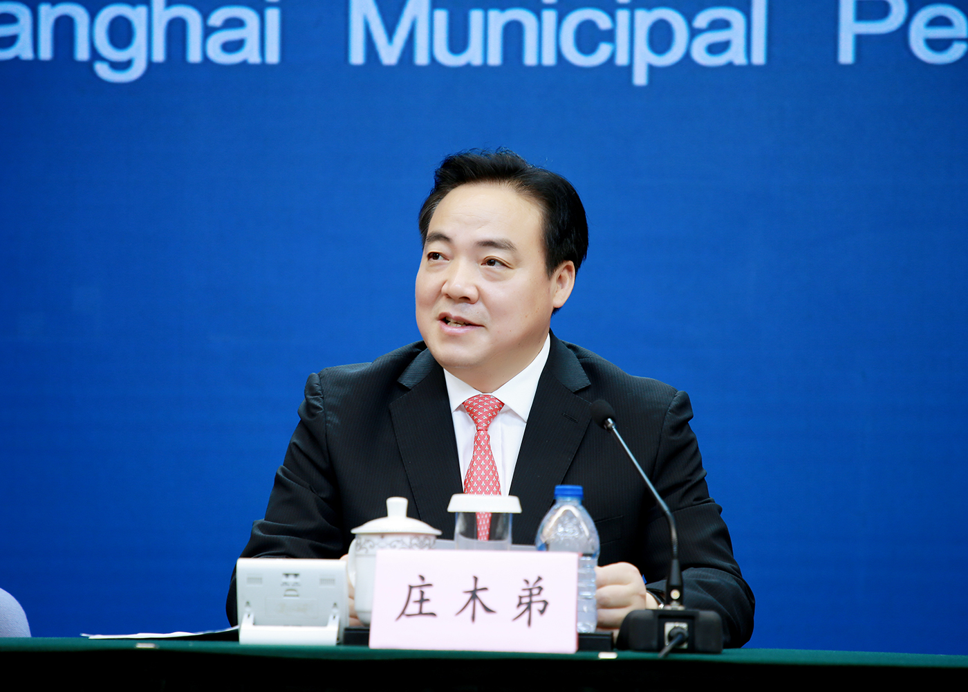 奉贤区委书记庄木弟出席发布会。