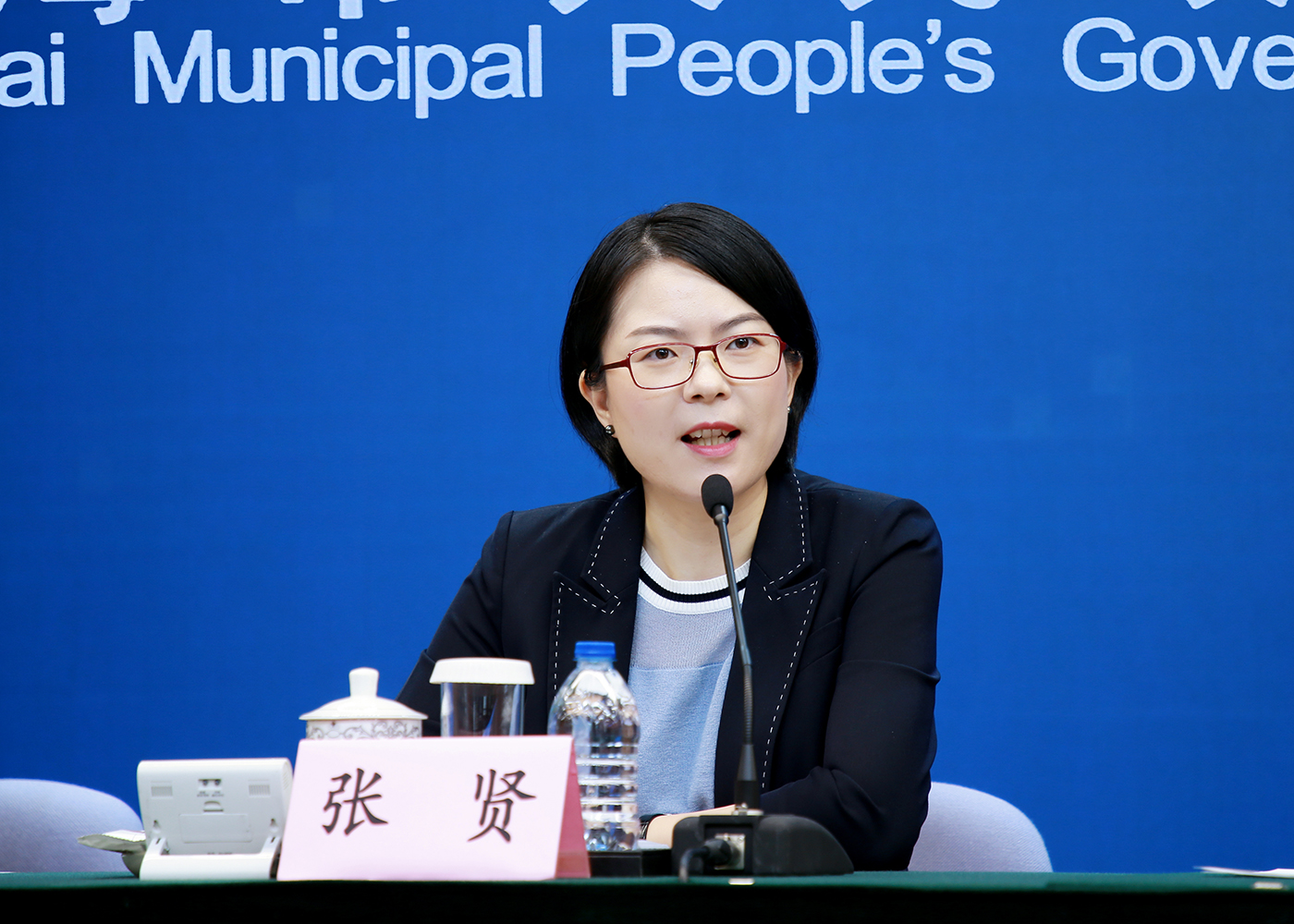 奉贤区经委主任张贤出席了发布会。