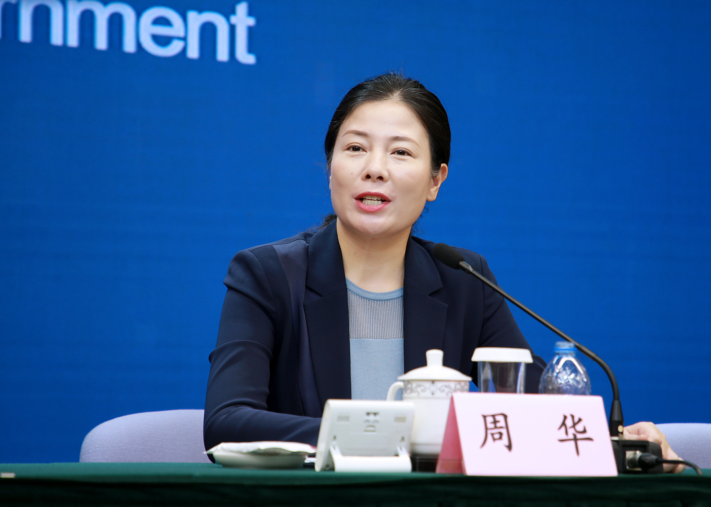 奉贤区绿华市容局局长周华出席了发布会