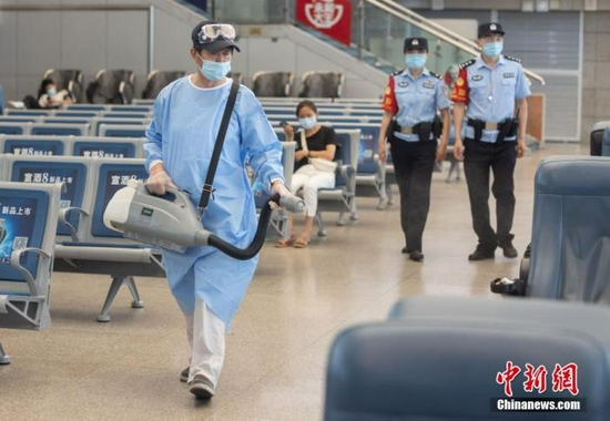 ����ͼ��7��22�գ�����ʡ�Ͼ��У��Ͼ���վ������Ա�ں򳵴����ڿ�չ���������� ��������� �� ��