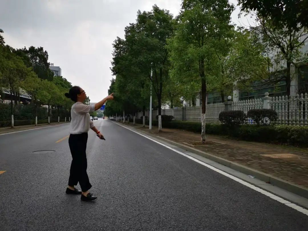 周某春妻子在事发地点介绍，警方曾进行坠车模拟实验。本文图片均为澎湃新闻记者 谭君 图