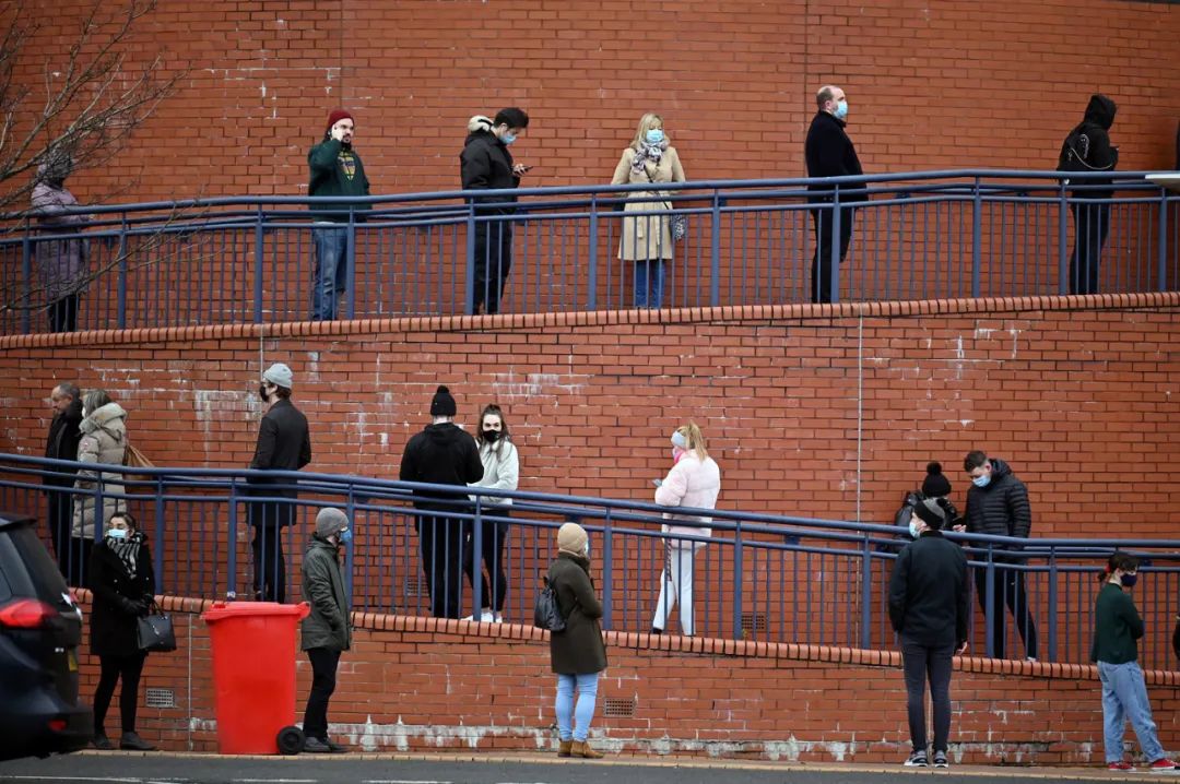 2021��12��21�գ���Ӣ���ո������նٹ�԰���������Ŷӽ����¹����硣ͼ/�Ӿ��й�