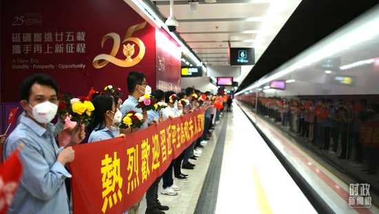 ��վ̨��ӭ��ϰ��ƽ��ϯһ�еĻ�ӭ��Ⱥ������̨���Ӽ������������㣩