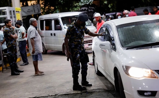 ����ʱ��2022��6��27�գ�˹�����������£������ŶӵȺ���ͣ�˹�������վ�������ڵ�ȼ�ϴ��ҡ�ͼ/IC photo