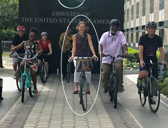  �м�Ů��Ϊ������������פ�ڿ����⽻��