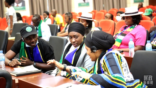 �����ǽ���6�����׶��쵼��ѧԺ�ϲ���������õ�������ɲ����ְ�ѧϰ�ֳ���������ͼ��