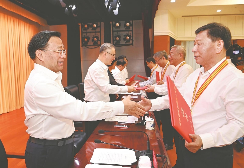 7��7�����磬ʡί��ʡ�����ںϷ�¡�ر��õ��Ľ조����ʡͻ�������˲š�����Ϊ��15��ʡ��115����ҵ�����ŶӴ������ơ� �������� �� �� �� � ��.jpg