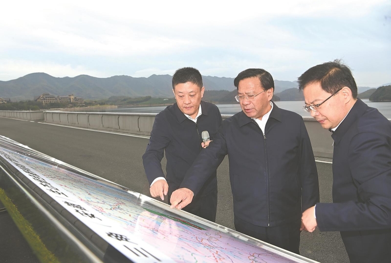 11��8�գ�ʡί��Ǻ����������е������볤����һ�廯��չ������������� �� �� ��.jpg